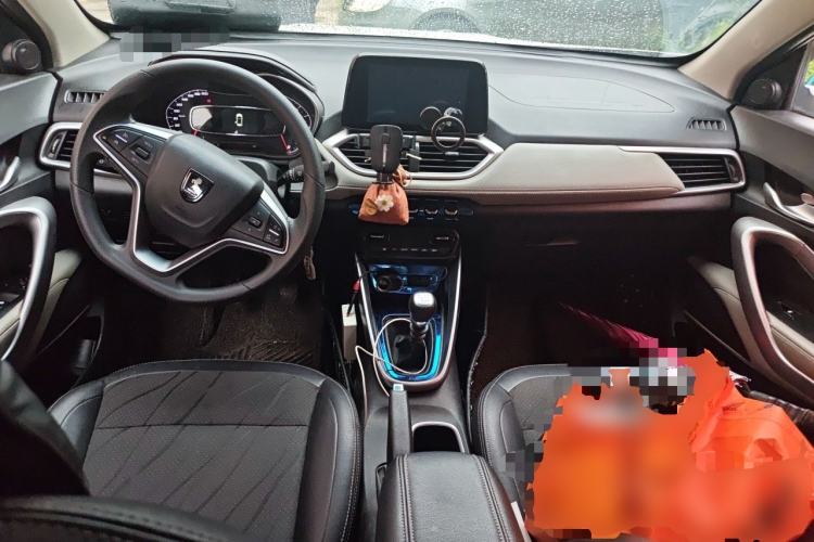 Used Baojun 510 2017 1.5L Manual Fashion Model Center Console