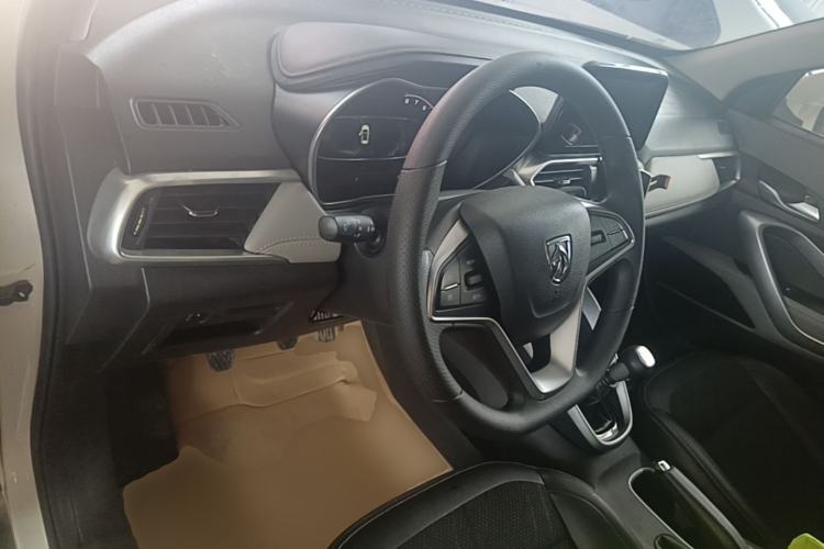 Used Baojun 510 2017 1.5L Manual Fashion Model Center Console