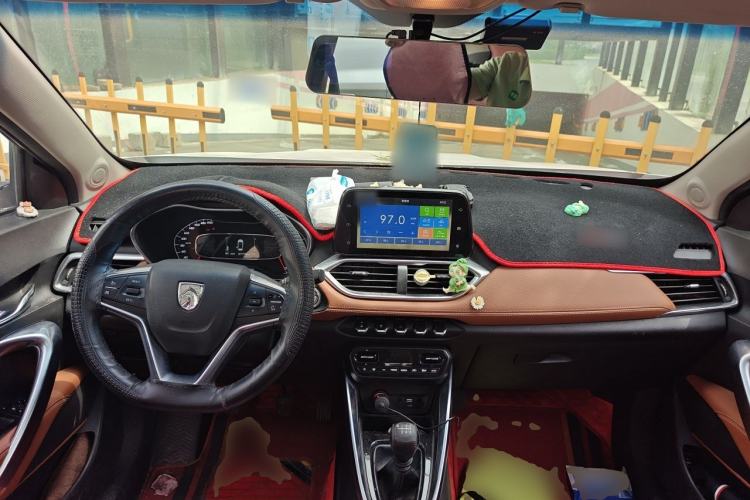 Used Baojun 510 2017 1.5L Manual Luxury Model Center Console