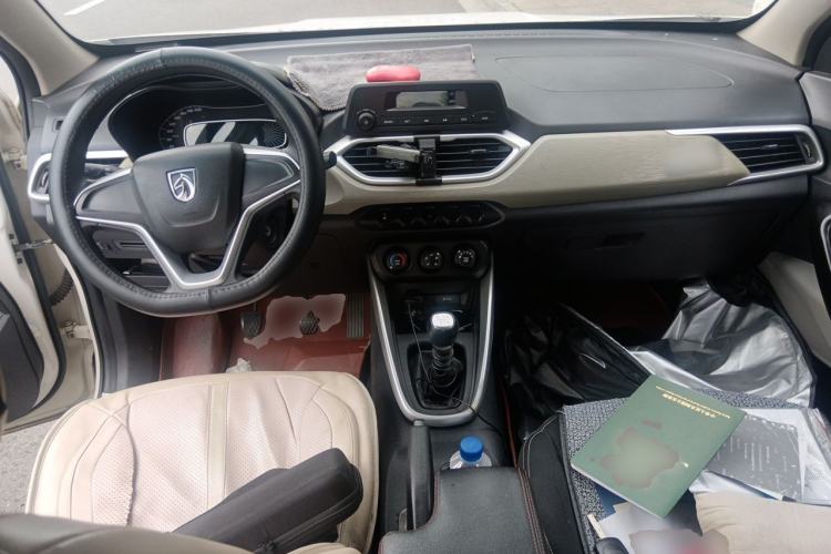 Used Baojun 510 2017 1.5L manual Comfort trim Center Console