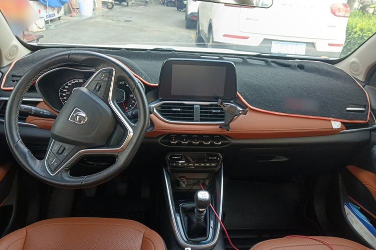 Used Baojun 510 2017 1.5L Manual Luxury Model Center Console