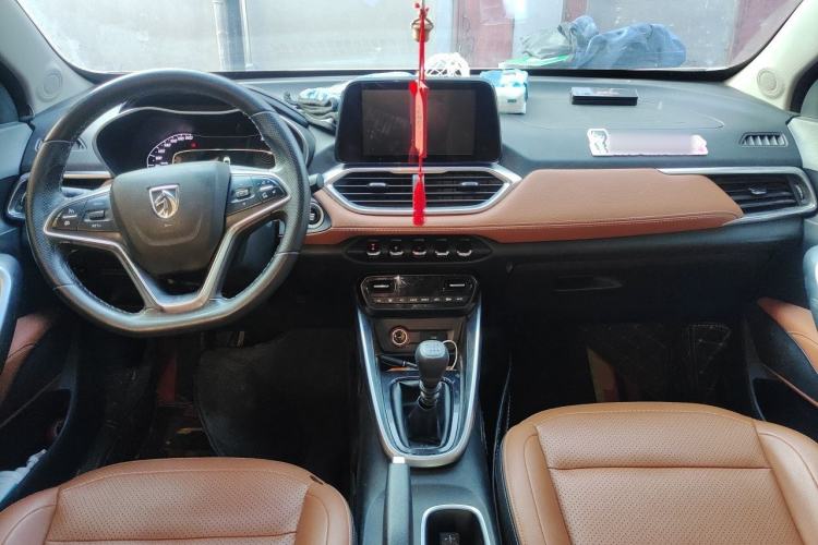 Used Baojun 510 2017 1.5L Manual Luxury Model Center Console