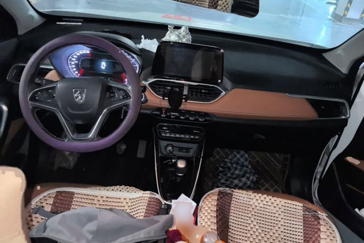Used Baojun 510 2017 1.5L Manual Luxury Model Center Console