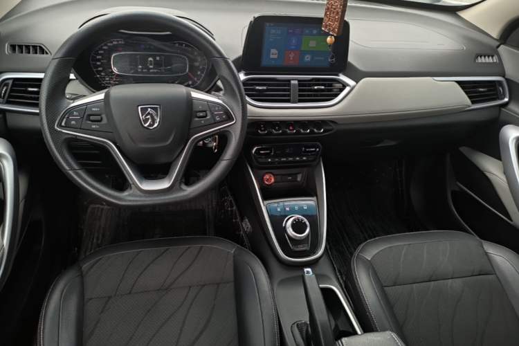 Used Baojun 510 2017 1.5L Automatic Fashion Model Center Console