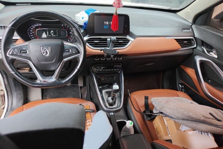 Used Baojun 510 2017 1.5L Manual Fashion Model Center Console