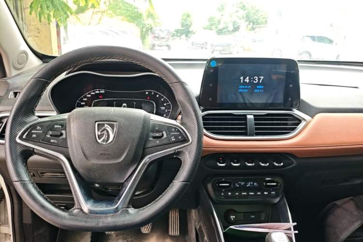 Used Baojun 510 2017 1.5L Manual Luxury Model Center Console