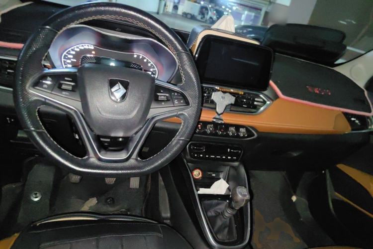 Used Baojun 510 2017 1.5L Manual Luxury Model Center Console