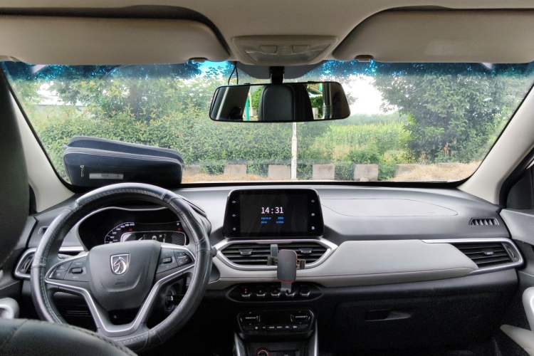 Used Baojun 510 2017 1.5L Automatic Fashion Model Center Console