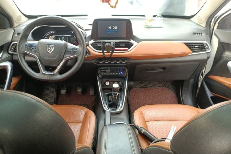 Used Baojun 510 2017 1.5L Manual Luxury Model Center Console