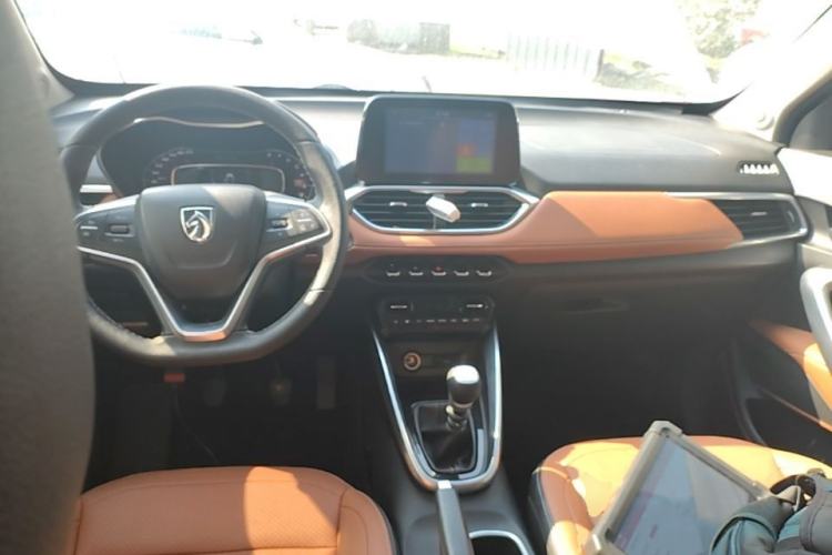 Used Baojun 510 2017 1.5L Manual Luxury Model Center Console