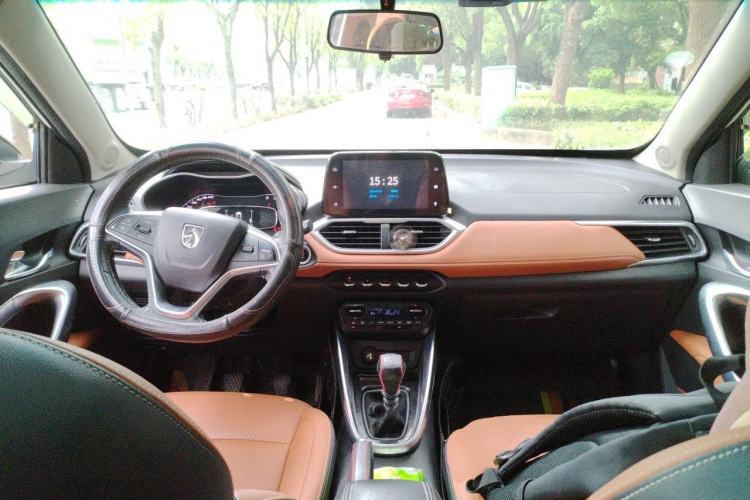 Used Baojun 510 2017 1.5L Manual Luxury Model Center Console