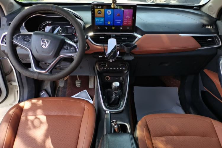 Used Baojun 510 2017 1.5L Manual Luxury Model Center Console
