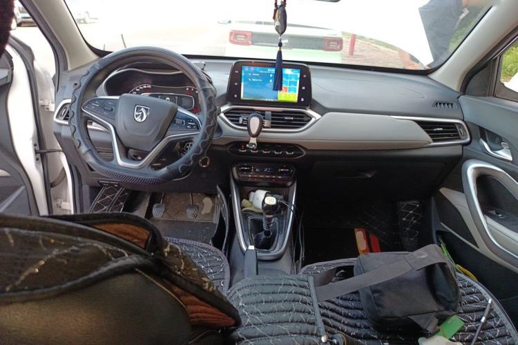 Used Baojun 510 2017 1.5L Manual Fashion Model Center Console
