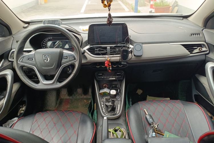 Used Baojun 510 2017 1.5L Manual Fashion Model Center Console