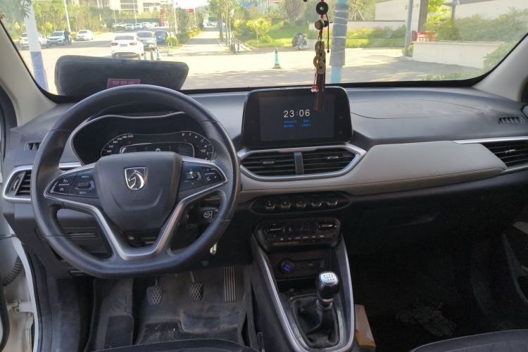 Used Baojun 510 2017 1.5L Manual Fashion Model Center Console