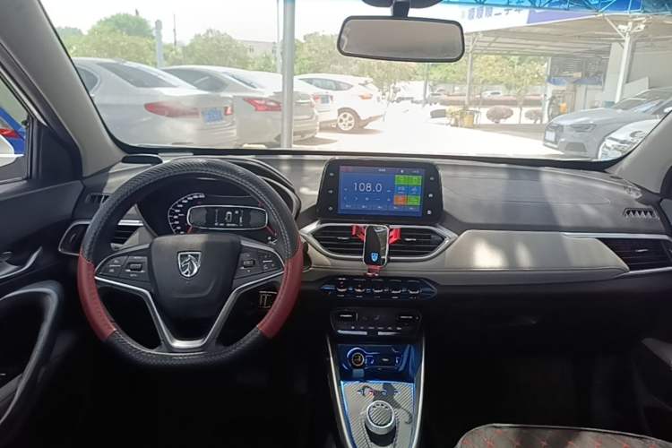 Used Baojun 510 2017 1.5L Automatic Fashion Model Center Console