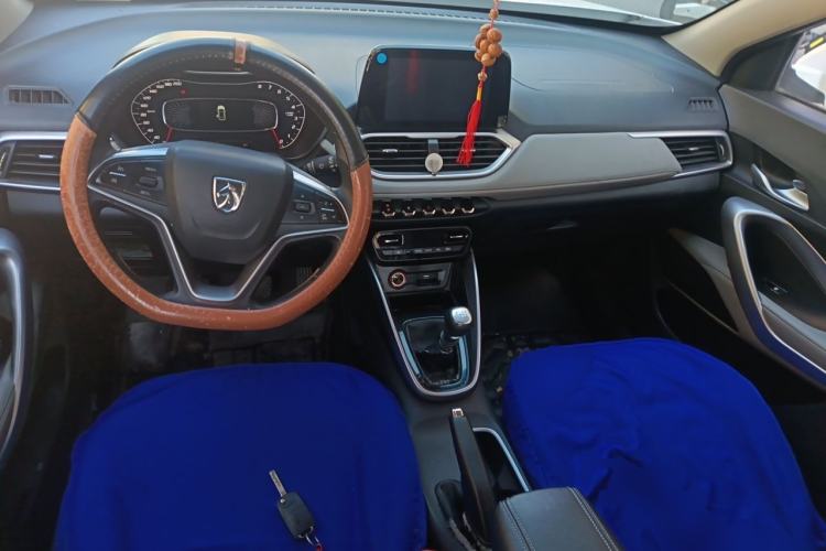 Used Baojun 510 2017 1.5L Manual Fashion Model Center Console