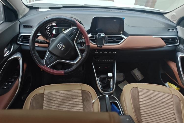 Used Baojun 510 2017 1.5L Manual Luxury Model Center Console