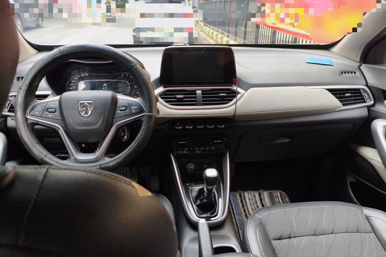 Used Baojun 510 2017 1.5L Manual Fashion Model Center Console