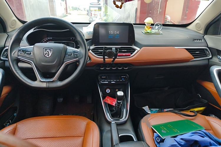 Used Baojun 510 2017 1.5L Manual Luxury Model Center Console