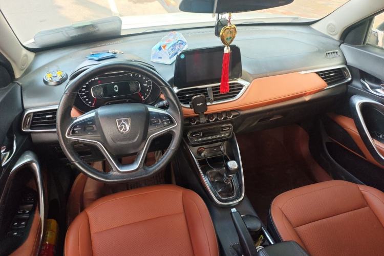 Used Baojun 510 2017 1.5L Manual Luxury Model Center Console