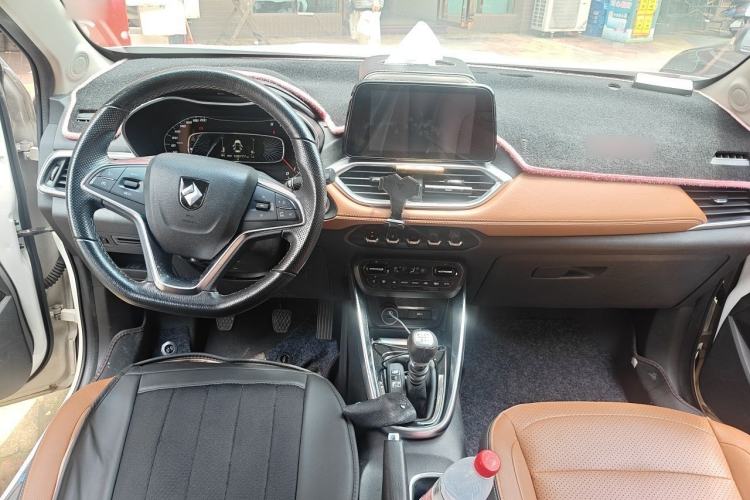 Used Baojun 510 2017 1.5L Manual Luxury Model Center Console