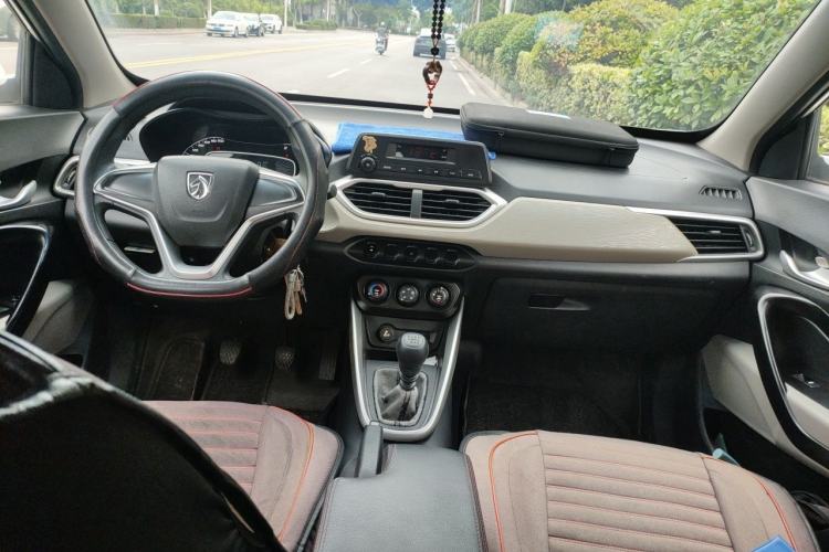 Used Baojun 510 2017 1.5L manual Comfort trim Center Console