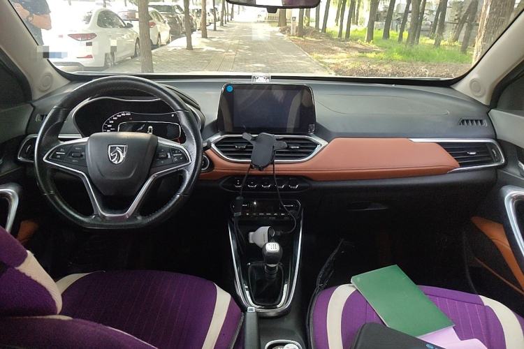 Used Baojun 510 2017 1.5L Manual Luxury Model Center Console