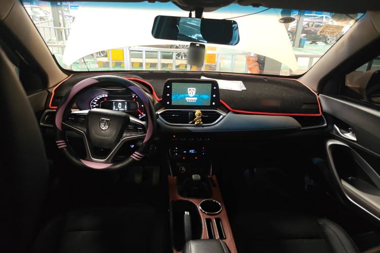 Used Baojun 510 2017 1.5L Manual Fashion Model Center Console