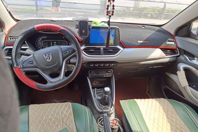 Used Baojun 510 2017 1.5L Manual Fashion Model Center Console