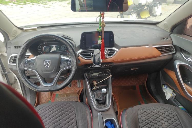 Used Baojun 510 2017 1.5L Manual Luxury Model Center Console