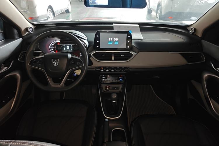 Used Baojun 510 2017 1.5L Manual Fashion Model Center Console