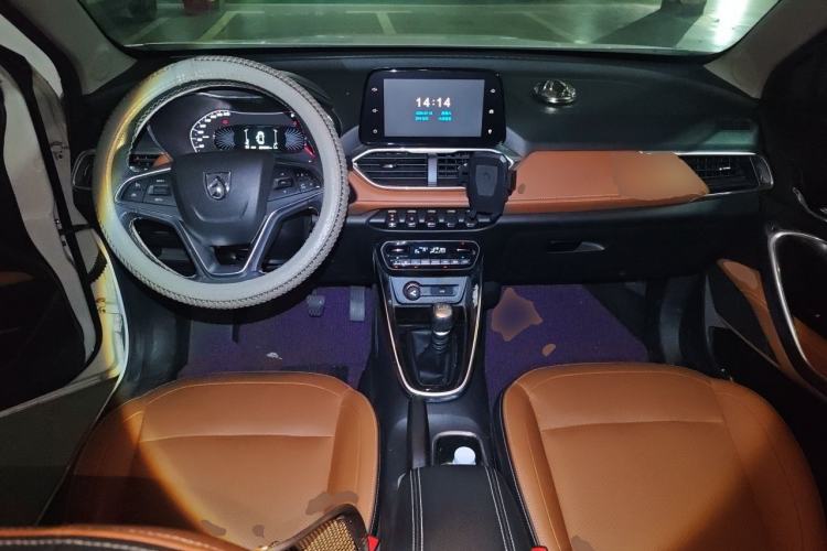 Used Baojun 510 2017 1.5L Manual Luxury Model Center Console