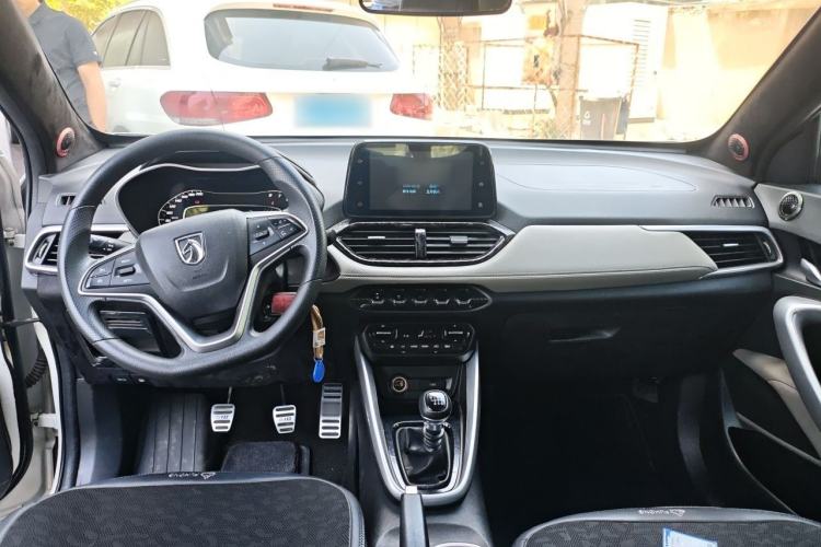 Used Baojun 510 2017 1.5L Manual Fashion Model Center Console