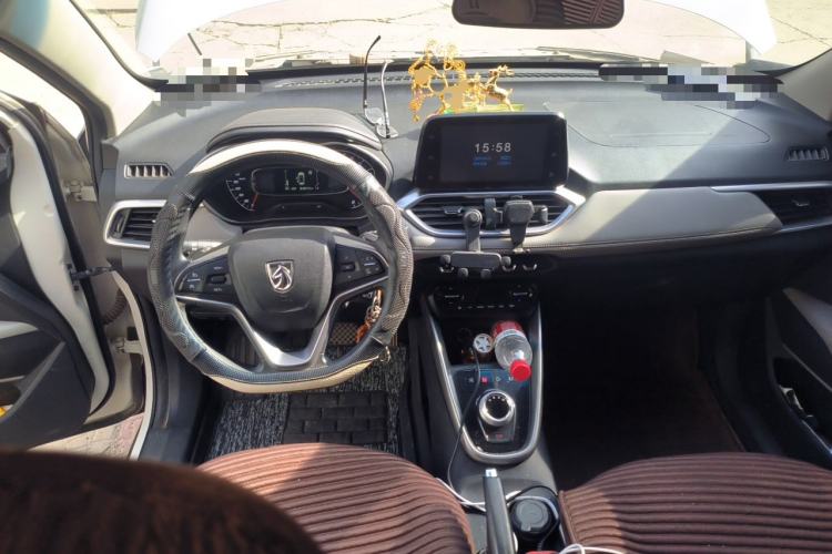 Used Baojun 510 2017 1.5L Automatic Fashion Model Center Console