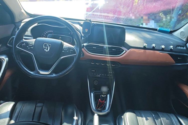 Used Baojun 510 2017 1.5L Manual Luxury Model Center Console