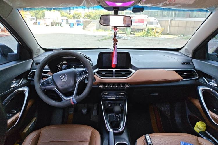 Used Baojun 510 2017 1.5L Manual Luxury Model Center Console
