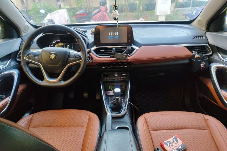 Used Baojun 510 2017 1.5L Manual Luxury Model Center Console