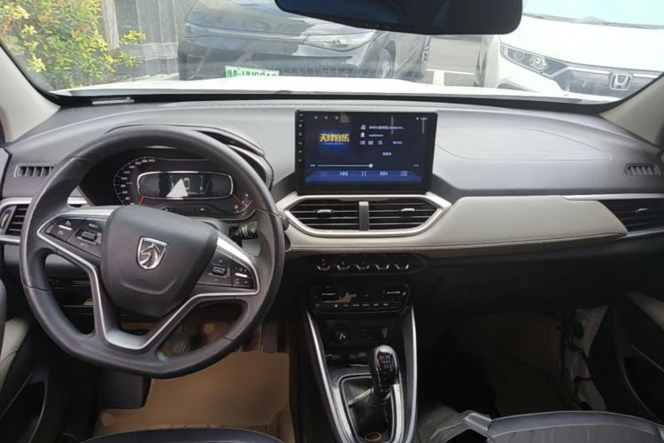 Used Baojun 510 2017 1.5L Manual Fashion Model Center Console