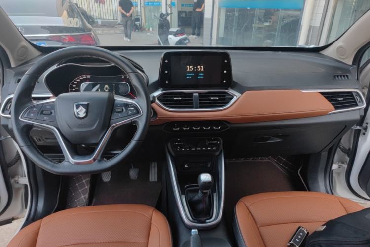 Used Baojun 510 2017 1.5L Manual Luxury Model Center Console
