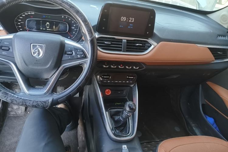 Used Baojun 510 2017 1.5L Manual Luxury Model Center Console