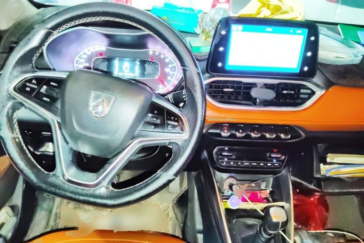Used Baojun 510 2017 1.5L Manual Luxury Model Center Console