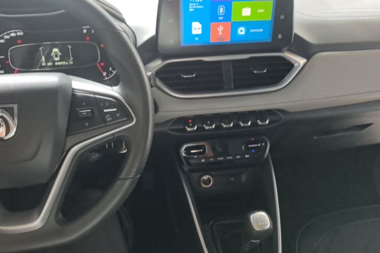 Used Baojun 510 2017 1.5L Manual Fashion Model Center Console