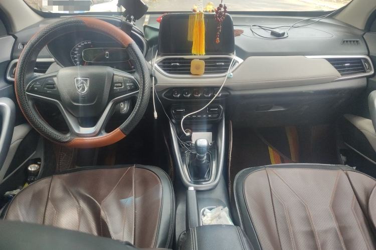 Used Baojun 510 2017 1.5L manual Comfort trim Center Console