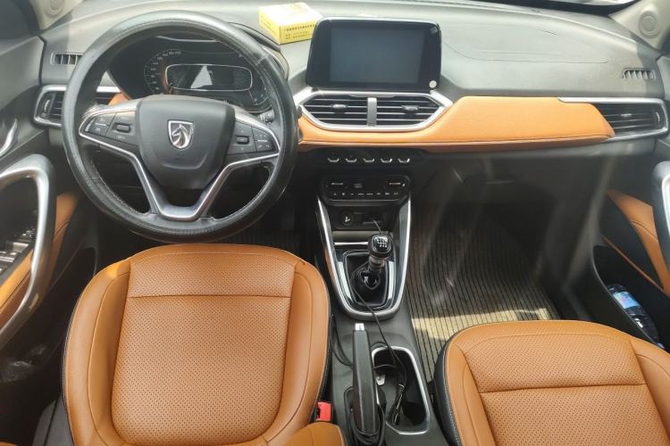 Used Baojun 510 2017 1.5L Manual Luxury Model Center Console