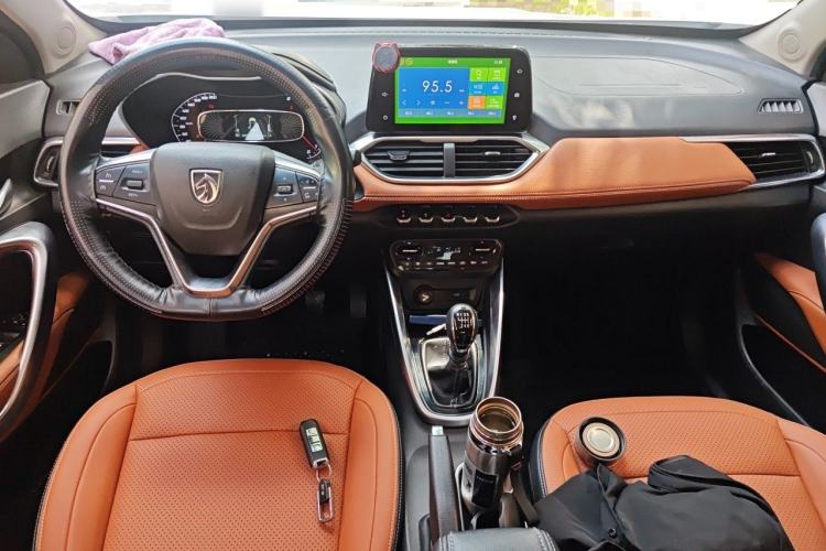 Used Baojun 510 2017 1.5L Manual Luxury Model Center Console