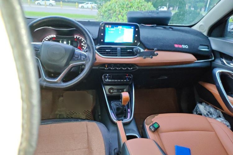 Used Baojun 510 2017 1.5L Manual Luxury Model Center Console