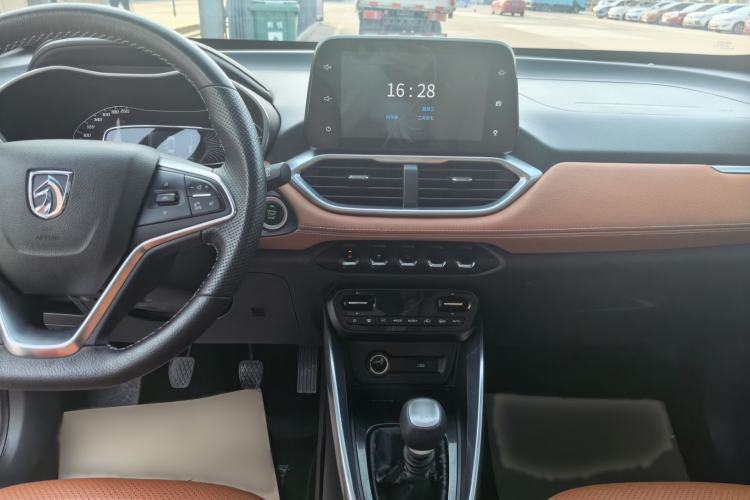 Used Baojun 510 2017 1.5L Manual Luxury Model Center Console