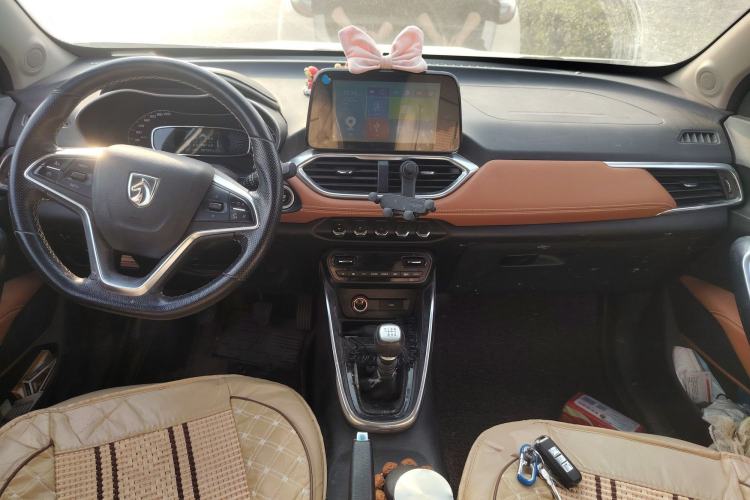 Used Baojun 510 2017 1.5L Manual Luxury Model Center Console