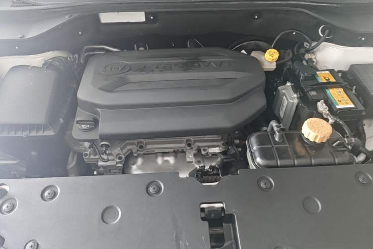 Used Baojun 510 2017 1.5L manual Comfort trim Engine Bay